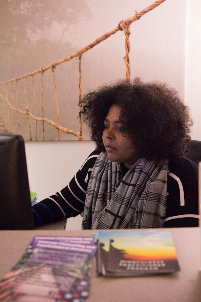 Clinical Coordinator Elisanett Martinez works at the front desk of ECAPS to schedule students in for appointments. Cassandra Martinez / Beacon Archives
