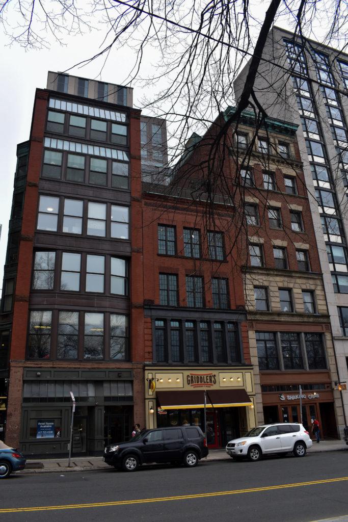 Emerson+acquired+another+building+on+Boylston+Street.+This+building+has+three+apartment+complexes+and+the+Griddler%E2%80%99s+restaurant.++Photo%3A+Rida+Ashraf+%2F+Berkeley+Beacon