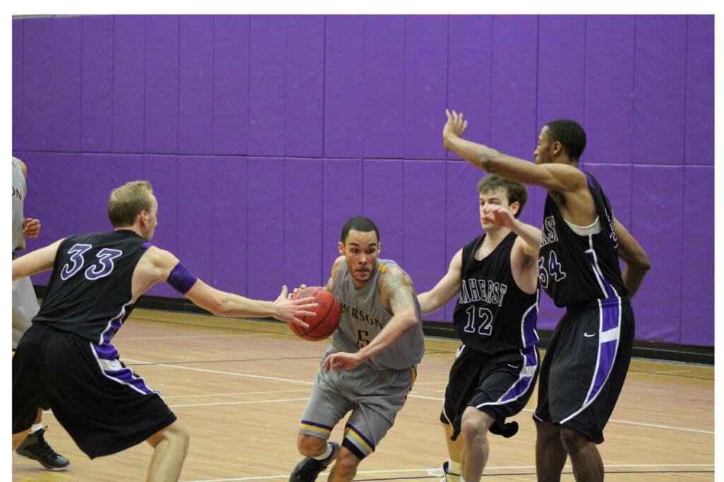 Mens+basketball+upsets+reigning+national+champion+Amherst