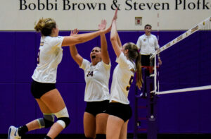 Women’s volleyball defeats nationally ranked Babson