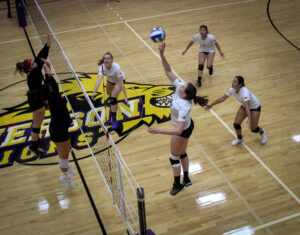 Women’s volleyball continues conference win-streak