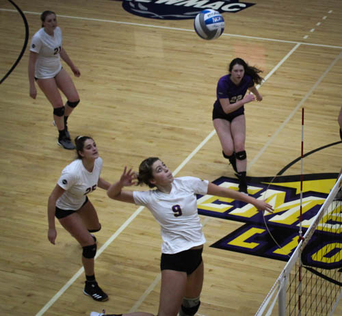 The women's volleyball team notched its 17th and final win of the 2021 season on Senior Day.