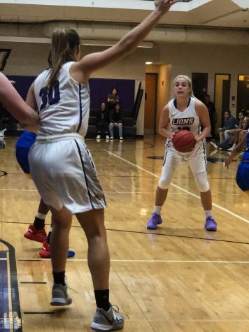 Historic defensive effort extends women’s basketball win streak