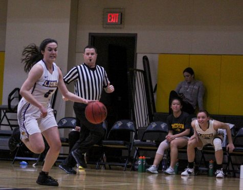 Road win puts women’s basketball in playoffs