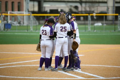 Softball swept in dramatic doubleheader