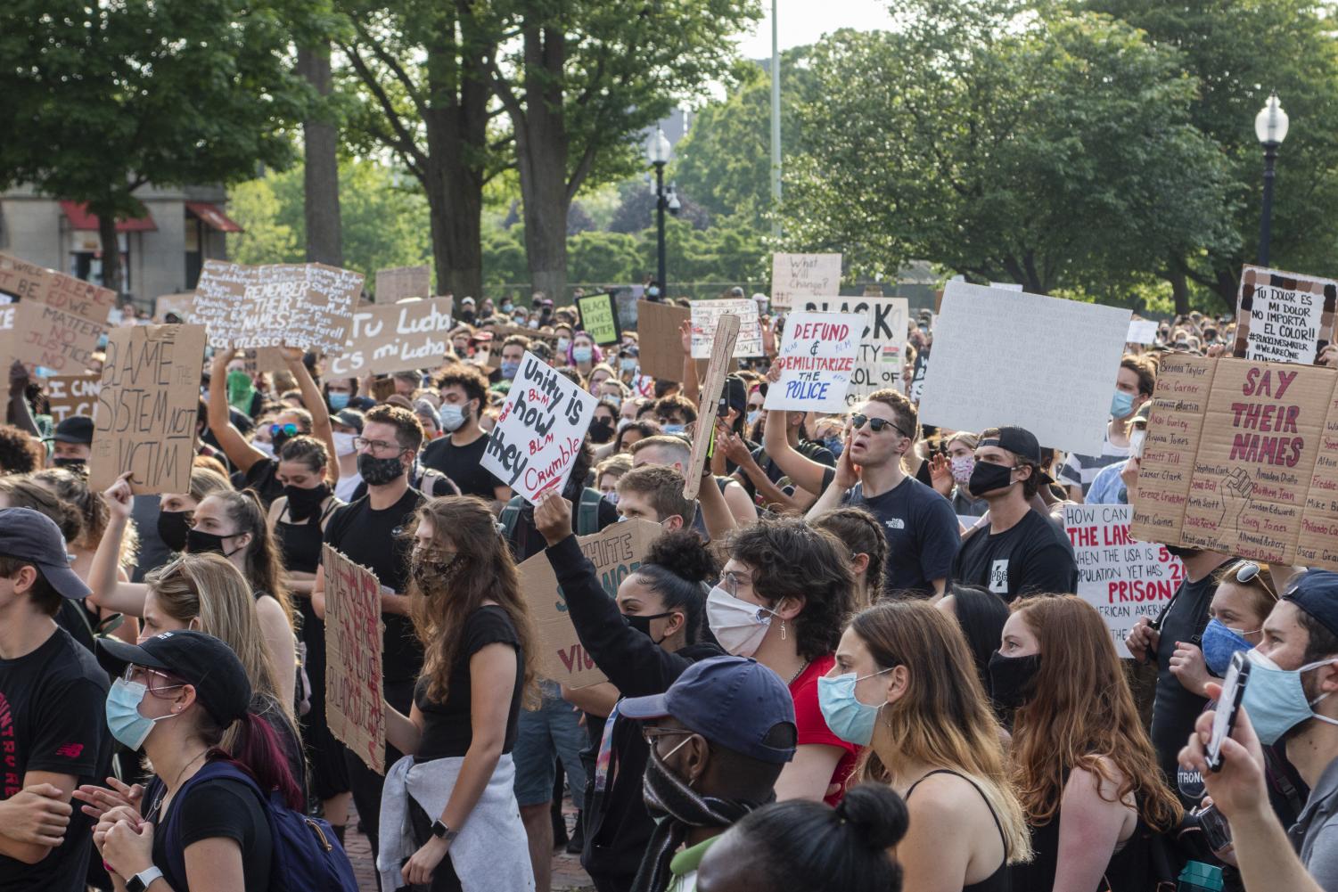 Heres+a+timeline+showing+how+protests+stayed+peaceful+in+Boston