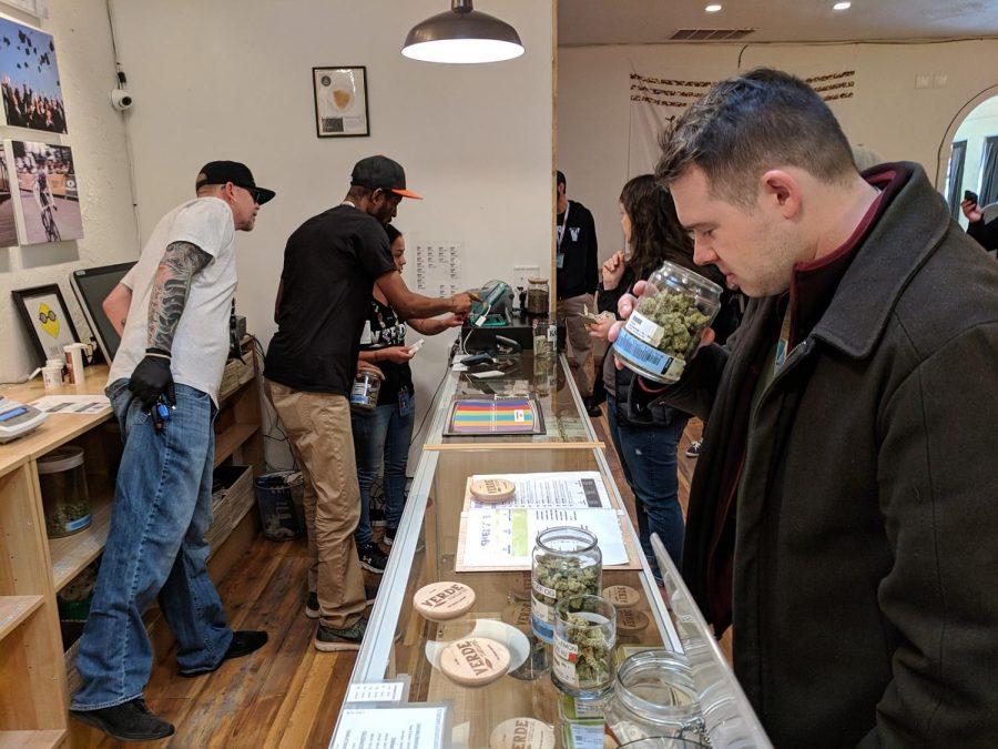 1600px-Smelling_the_marijuana_in_Verde_Natural_Cannabis_Dispensary