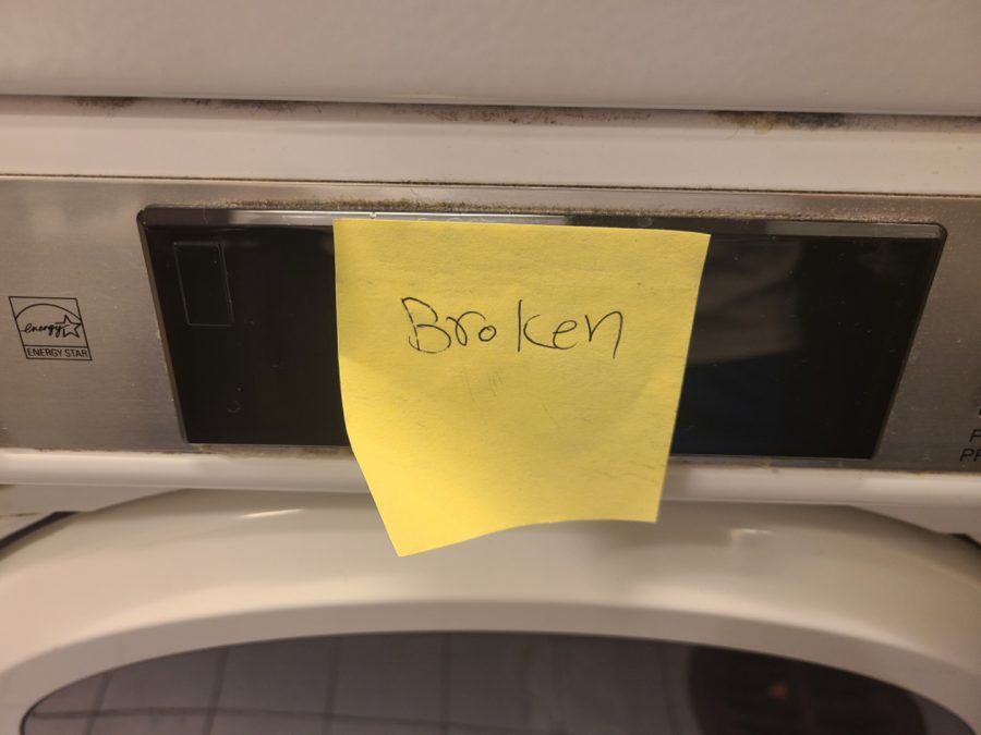 A sticky note on a laundry machine in the Paramount Building. Photo by Jonathan Yao