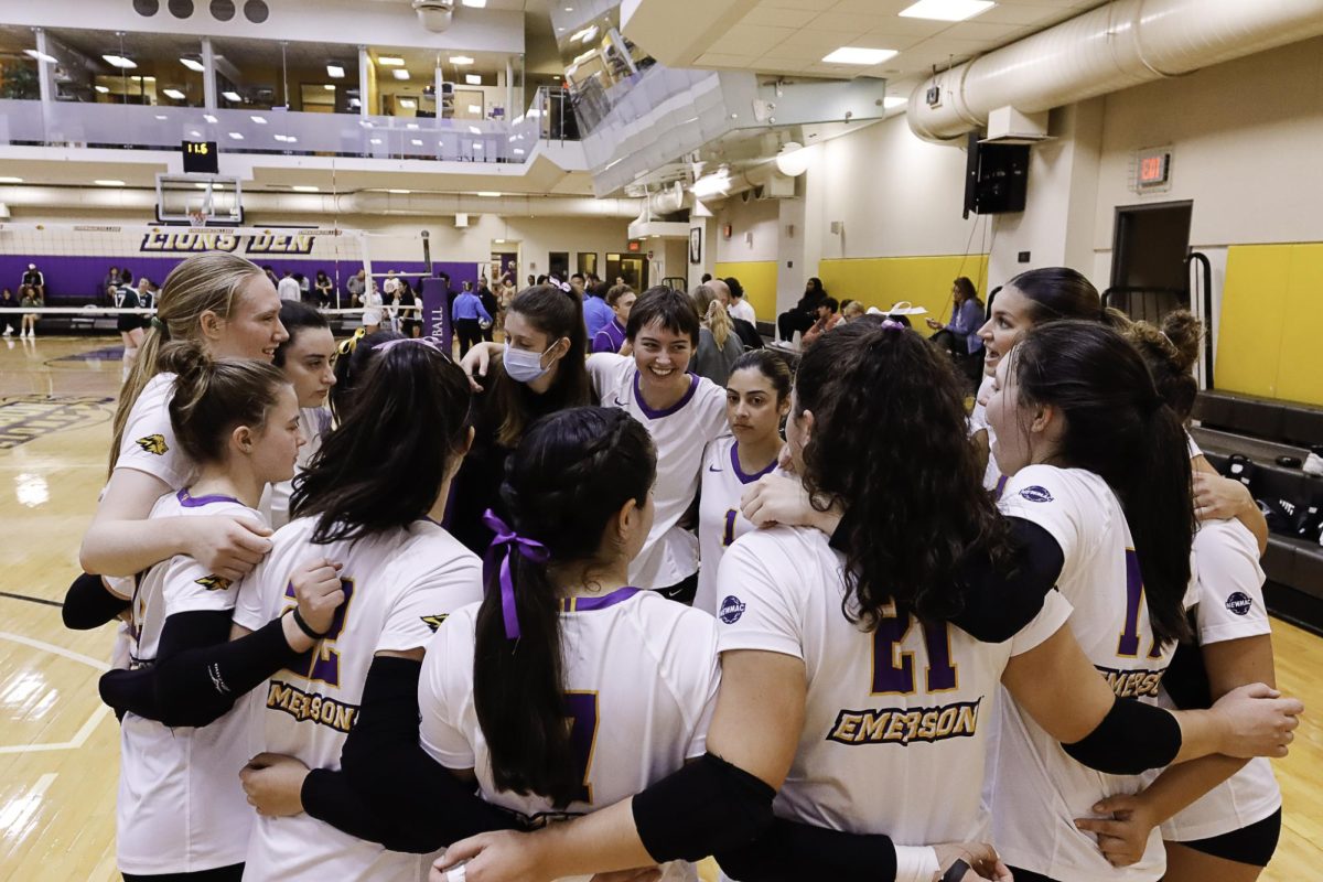 The+women%E2%80%99s+volleyball+team+huddles+during+a+timeout+against+Babson.
