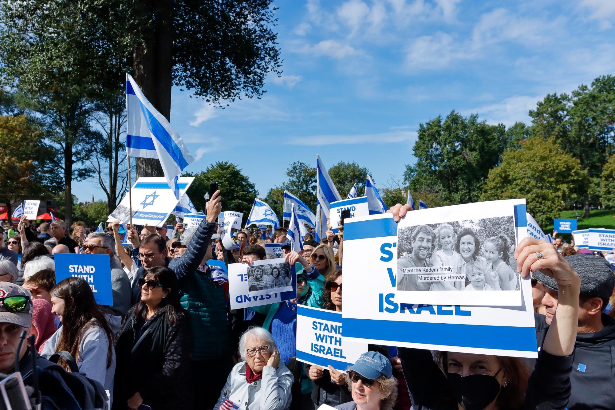 成千上万人聚集在波士顿公园，以表达对以色列的支持，以应对哈马斯的攻击