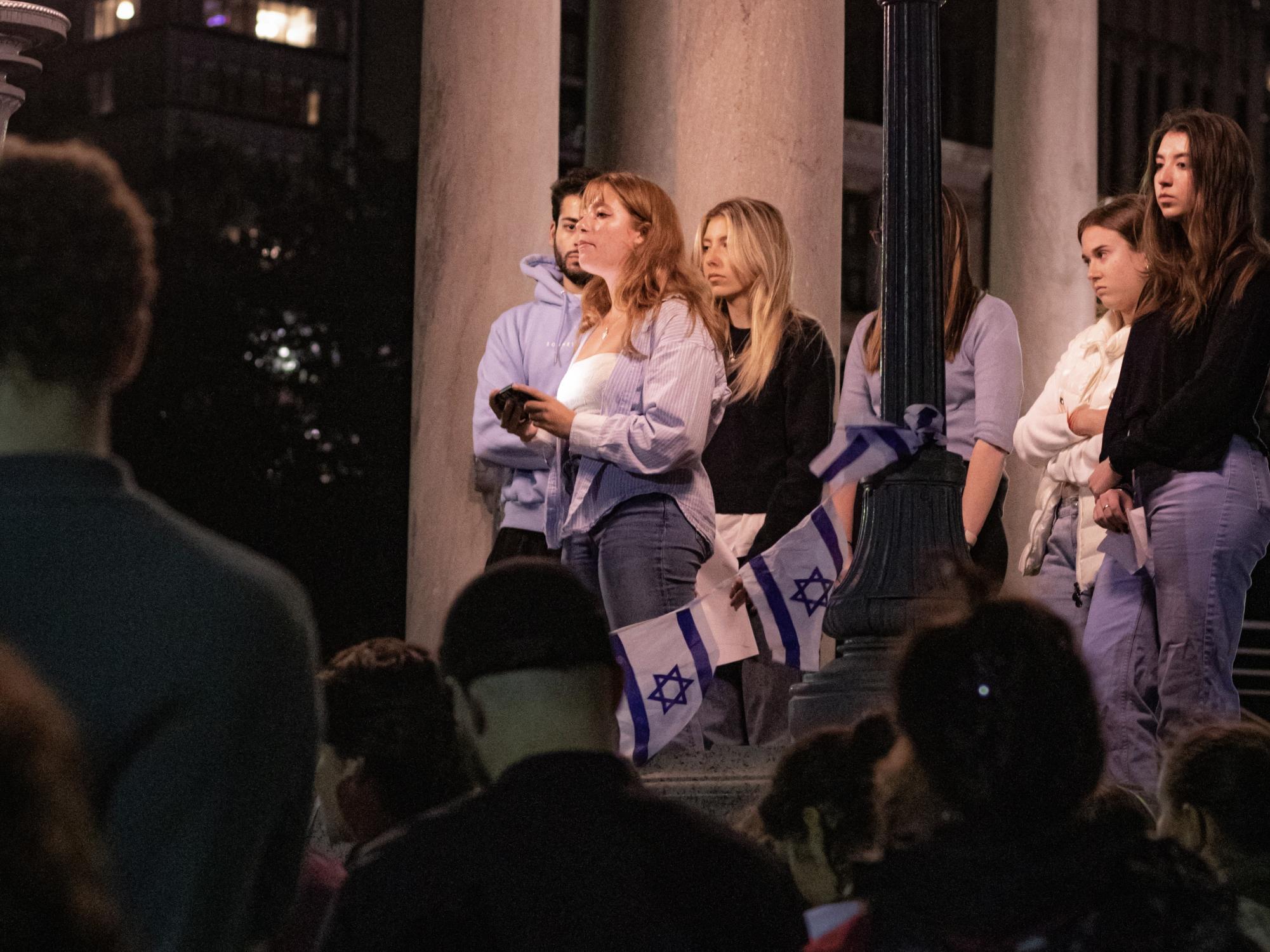 “我们团结为一个犹太人民族”：埃默森学生组织烛光守夜，支持以色列和波士顿的犹太社区