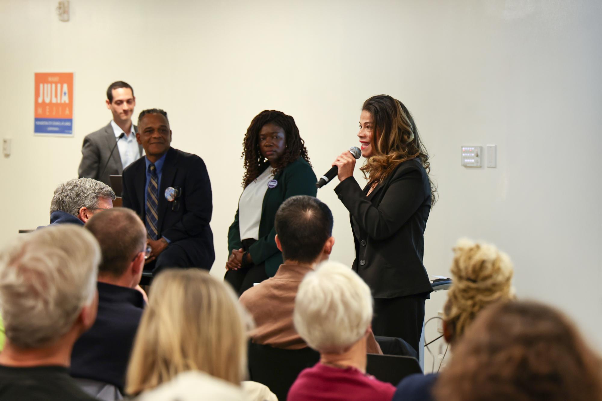 城市议会候选人与波士顿市中心居民探讨未来