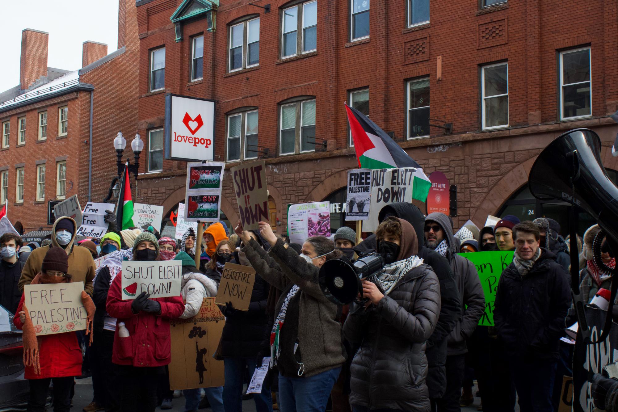 Chase Bank投资Elbit Systems引发的BDS波士顿抗议活动在哈佛广场举行