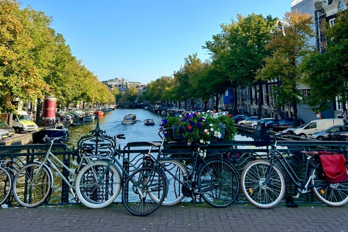 A canal in Amsterdam (Chase Henfey/ Beacon Correspondent)