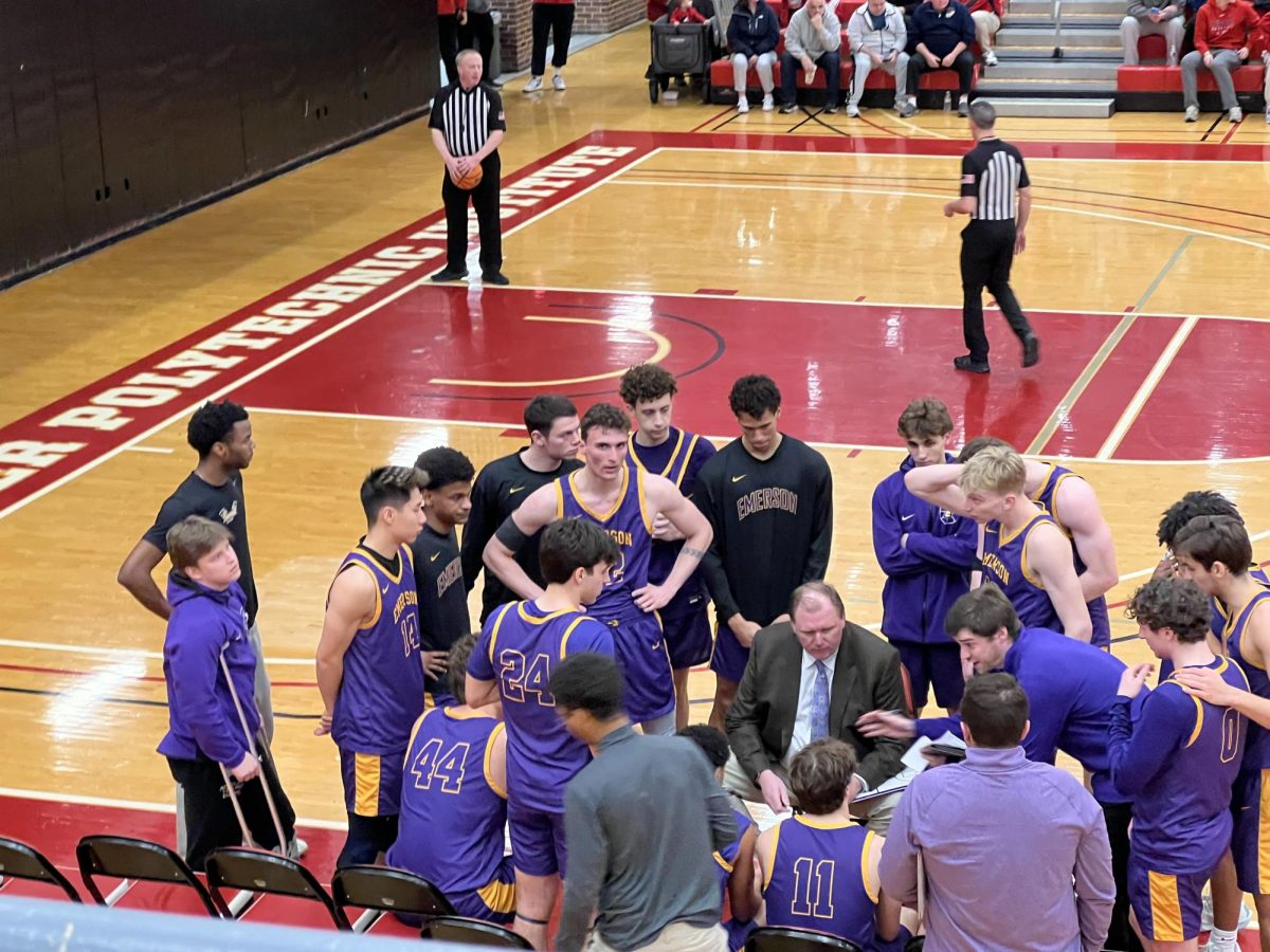 The Emerson men's basketball team in a timeout against WPI on Feb. 27, 2025 (Jordan Pagkalinawan/ Beacon Staff).