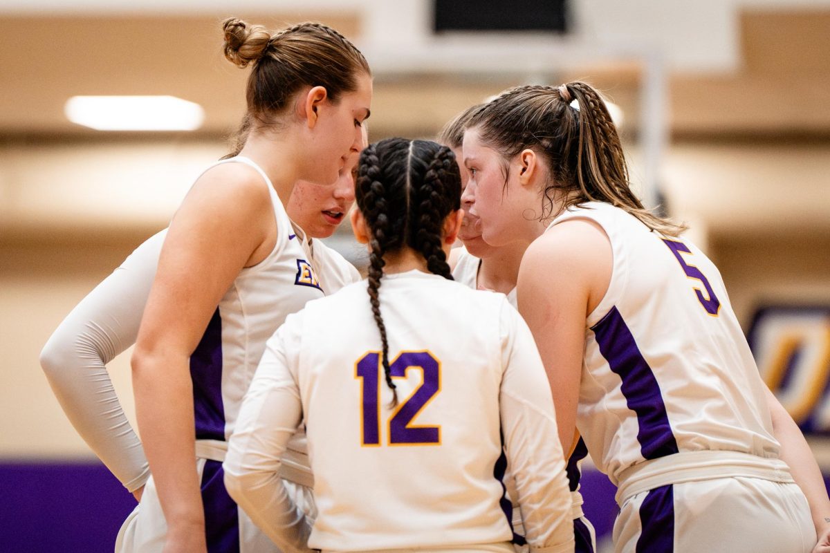 Emerson women's basketball players huddle in a timeout against Clark University on Feb. 1, 2024 (Courtesy of Nate Gardner).